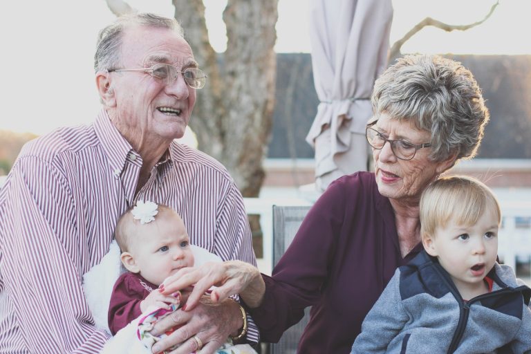 abuelos con niños