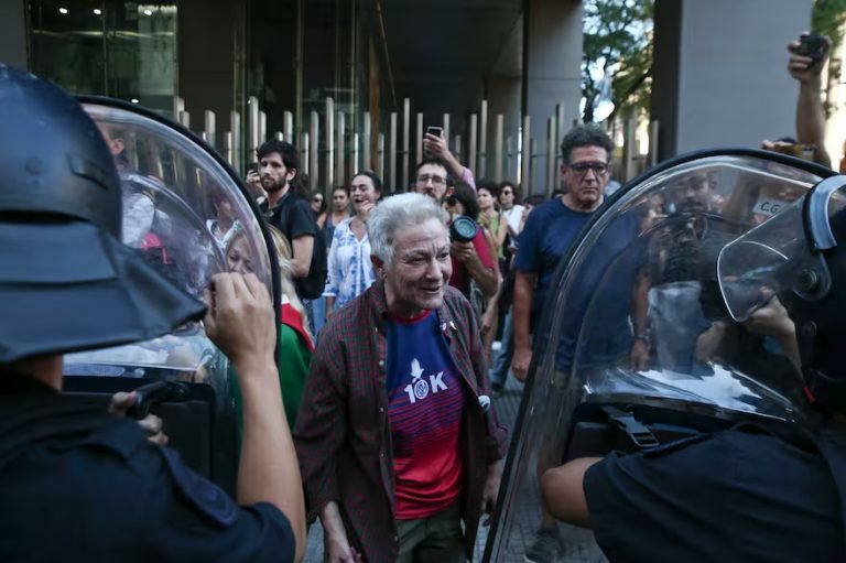 represion-a-jubilados-en-el-YDYOH2NC2ZD4JKSWBIQNJUWYAM