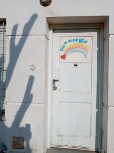 Imagen de la puerta de la casa de Gabriela
