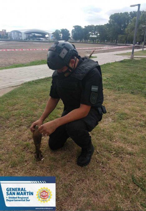 personal-policial-y-el-artefacto-explosivo-mano-fondo-el-anfiteatro-municipal