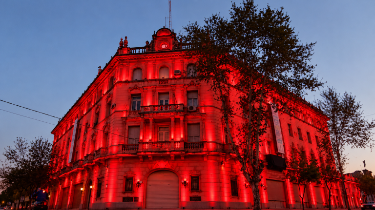 Fachada histórica iluminada en rojo